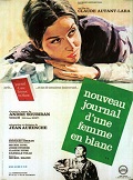 Une femme en blanc se ré.